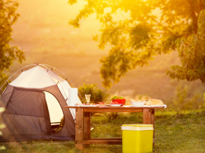 Camping © Lucky Business/Shutterstock.com